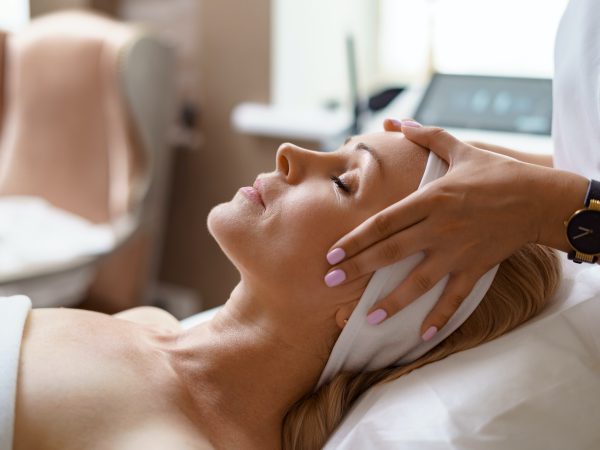 Facial massage beauty treatment